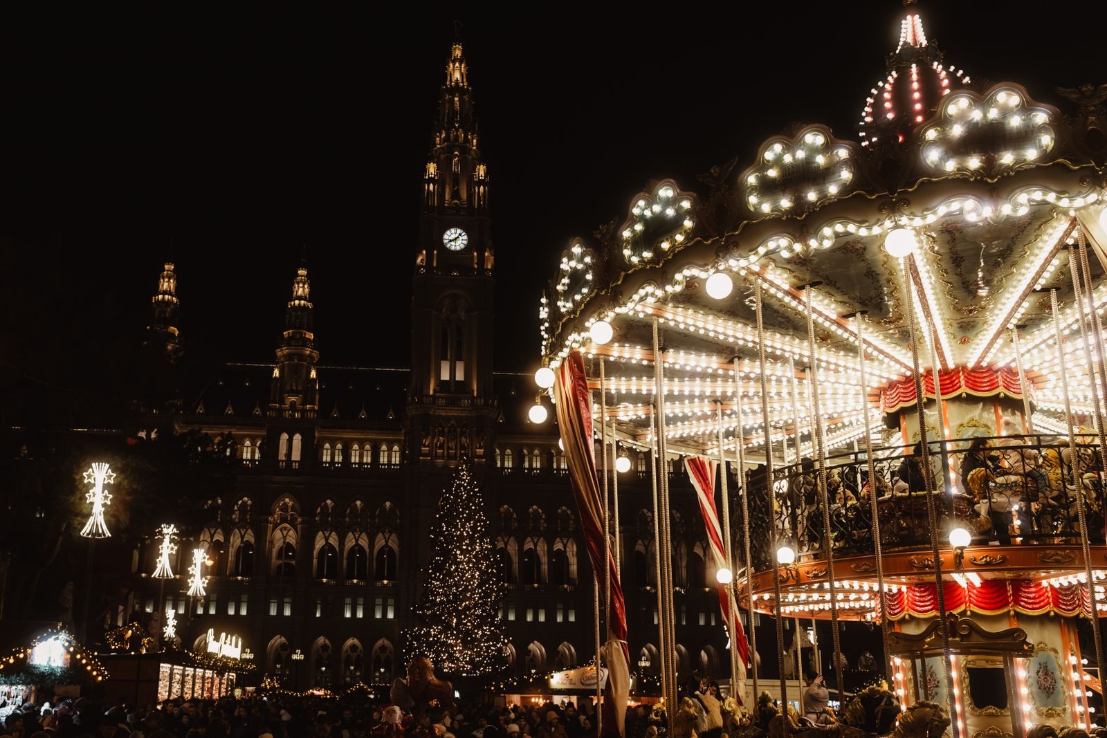 Symbolbild: beleuchtetes Karussell auf einem Weihnachtsmarkt bei Nacht