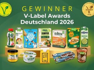 Die 14 Gewinnerprodukte der V-Label Awards Deutschland 2026 auf einem Podest, darüber der Schriftzug Gewinner