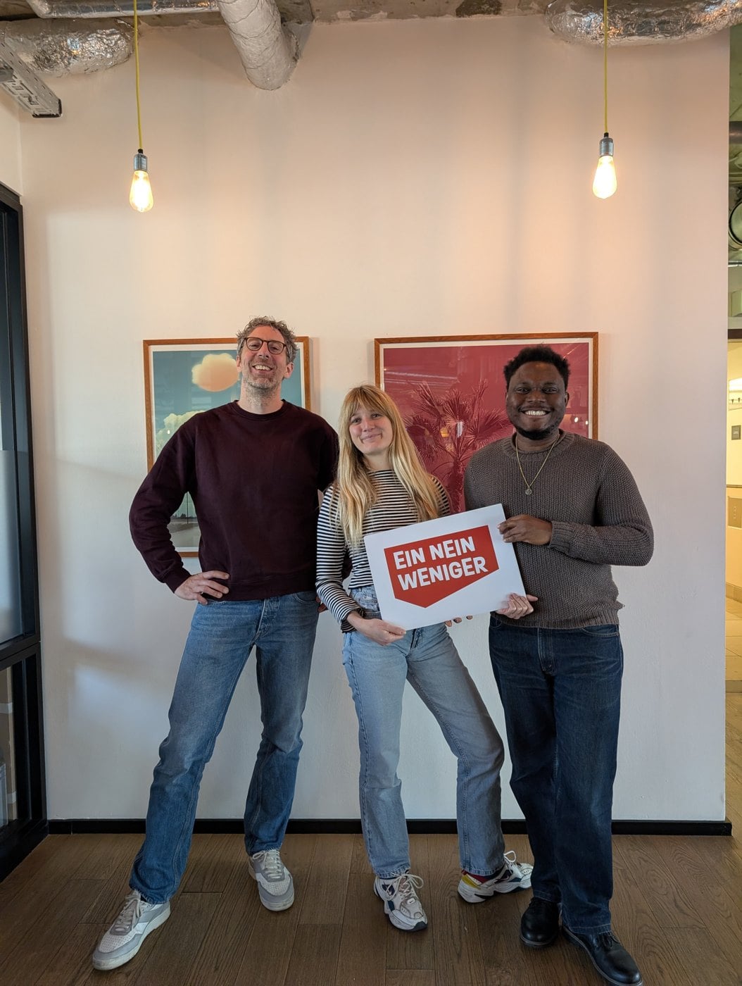 Das Team von Berlin isst anders mit einem Schild Ein Nein weniger