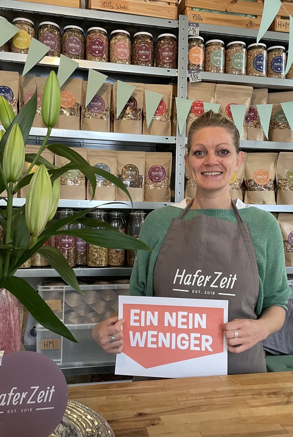 Anna Stiegemann von HaferZeit hält ein Schild mit Ein Nein weniger