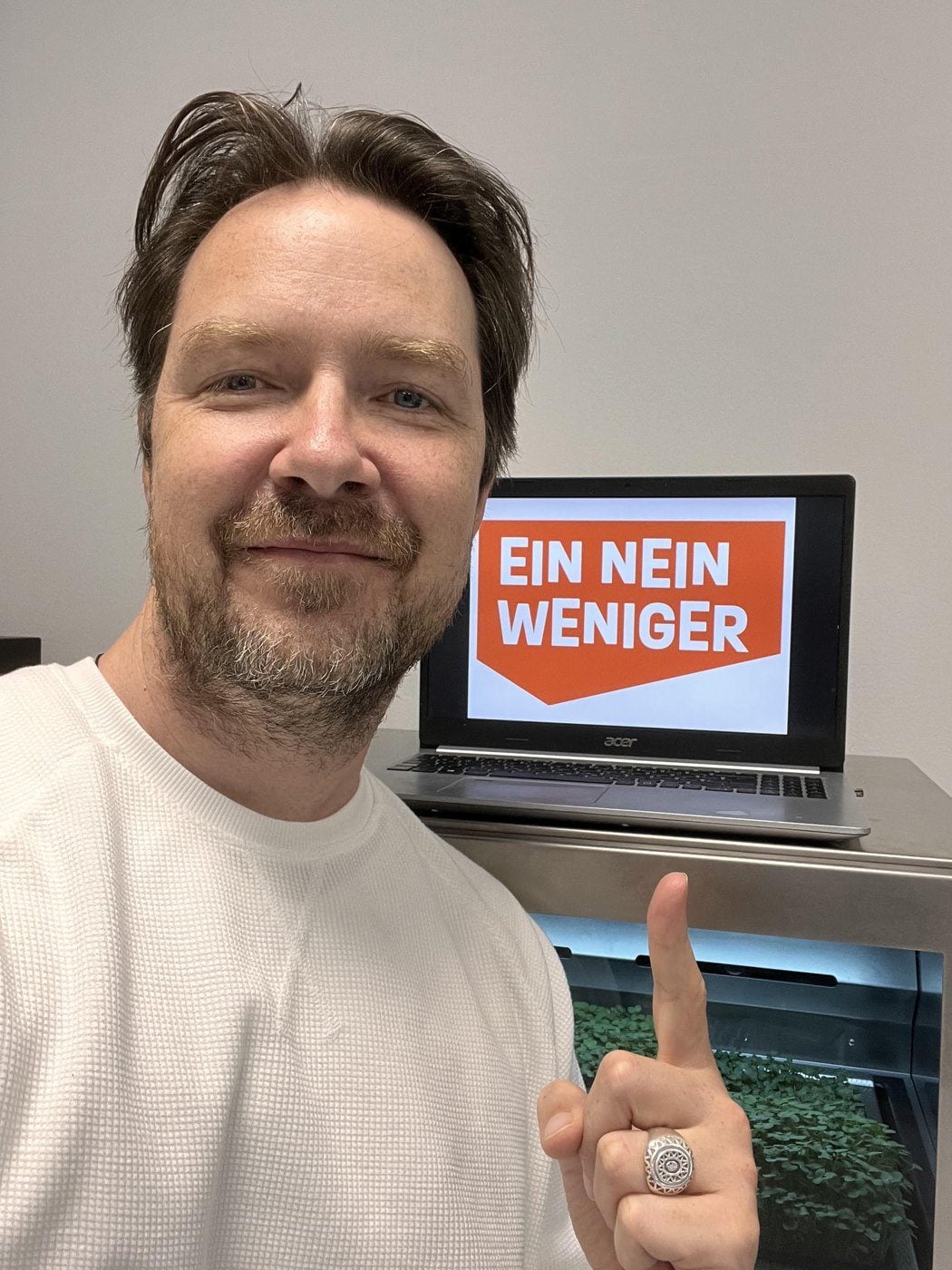 Daniel Bosman von Our Greenery mit einem Schild Ein Nein weniger