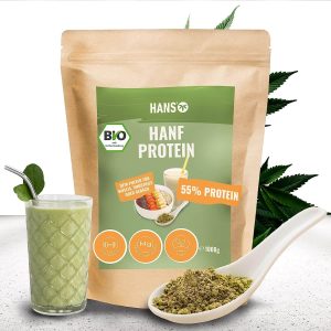 Verpackung mit Hanf Protein Pulver von Hans, daneben ein Löffel mit Pulver darauf und ein Glas mit einem angerührten Protein Shake