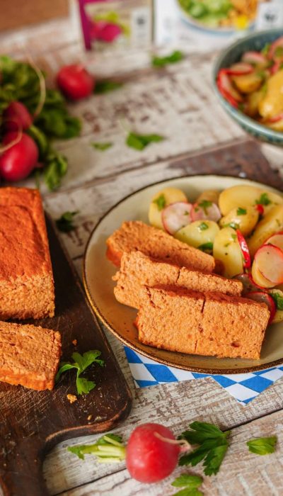 Veganer Leberkäse auf Teller